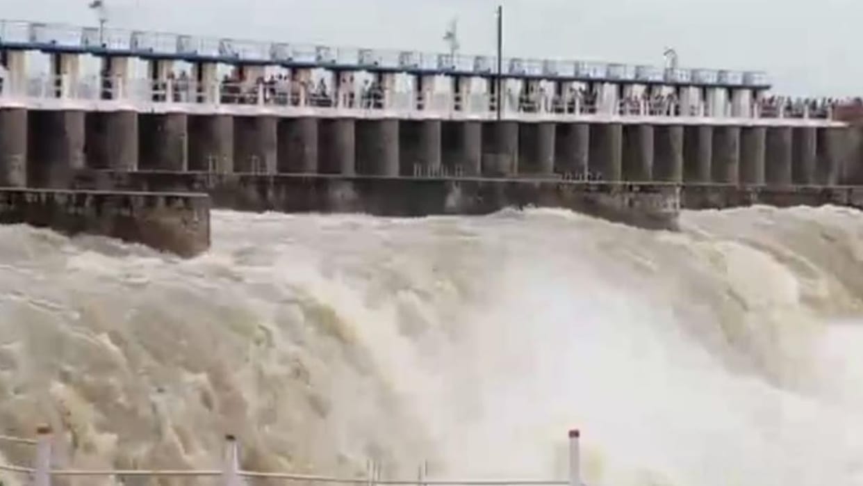 Jhansi: 58 MCM water released from Saprar Dam for the first time, 42 years old record broken