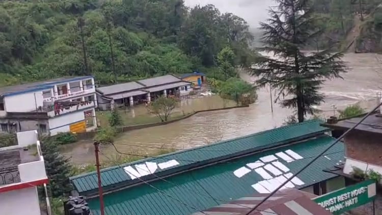 Uttarkashi: बारिश से बढ़ा यमुना का जलस्तर, स्यानाचट्टी फिर हुआ जलमग्न, पुल के ऊपर से बह रहा पानी