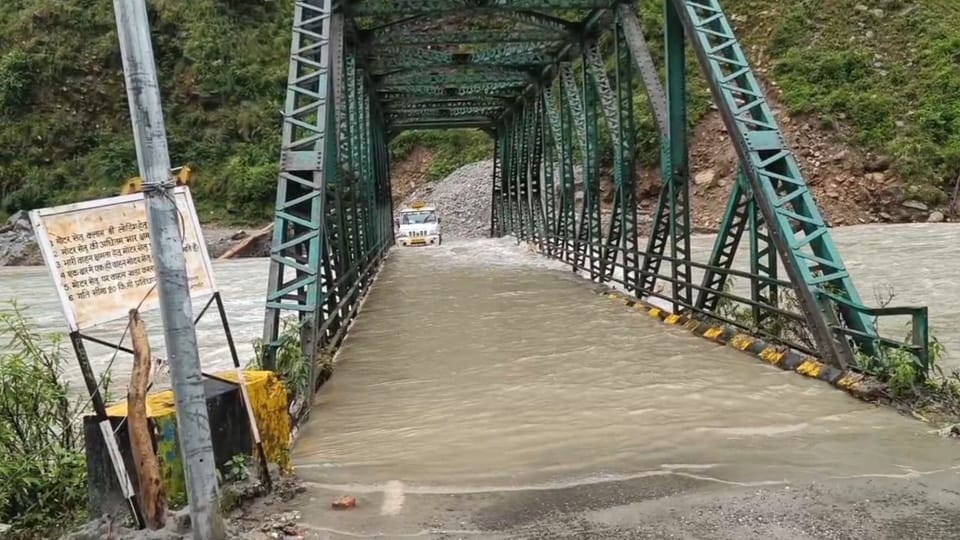 Uttarkashi: Government schools submerged in Syanachatti, hotels on the river bank also submerged in water