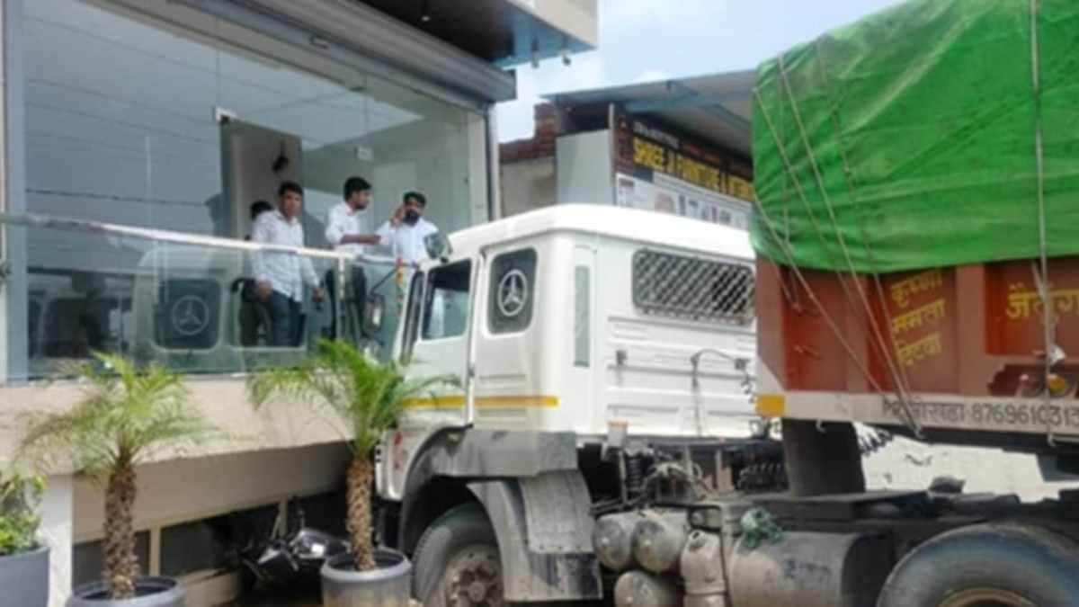 दौसा में होटल में घुसा ट्रेलर