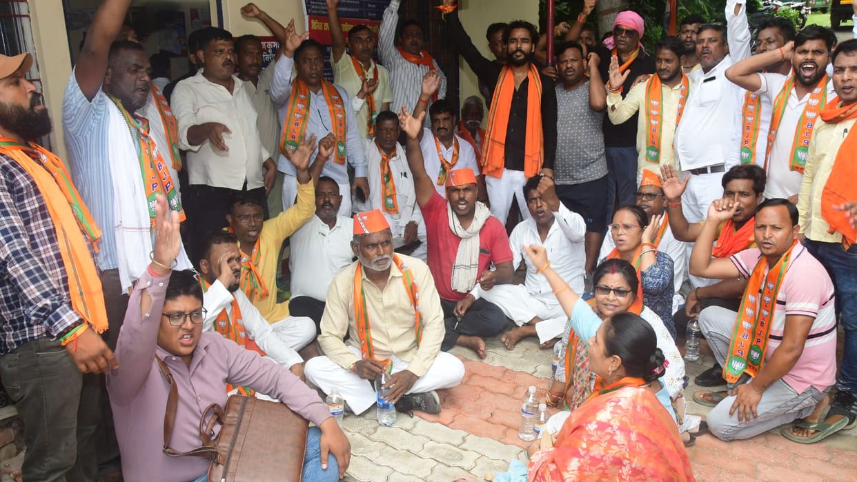 BJP Leaders sit-in protest over misbehavior with BJP worker inspector and policeman suspended in varanasi