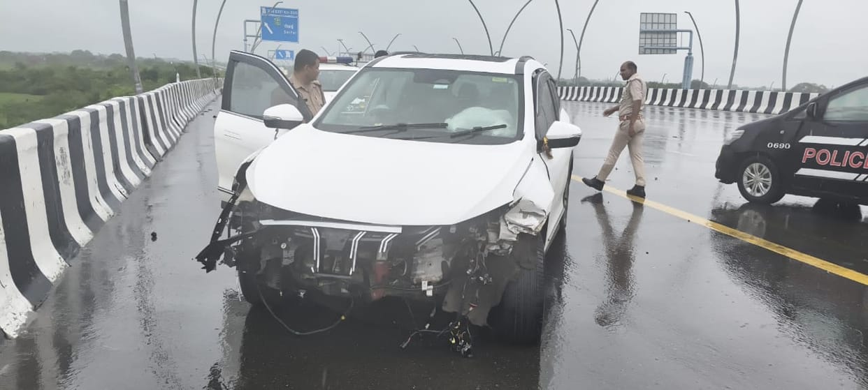 Car collided with divider on Lucknow Expressway driver and family safe Accident happened due to heavy rain