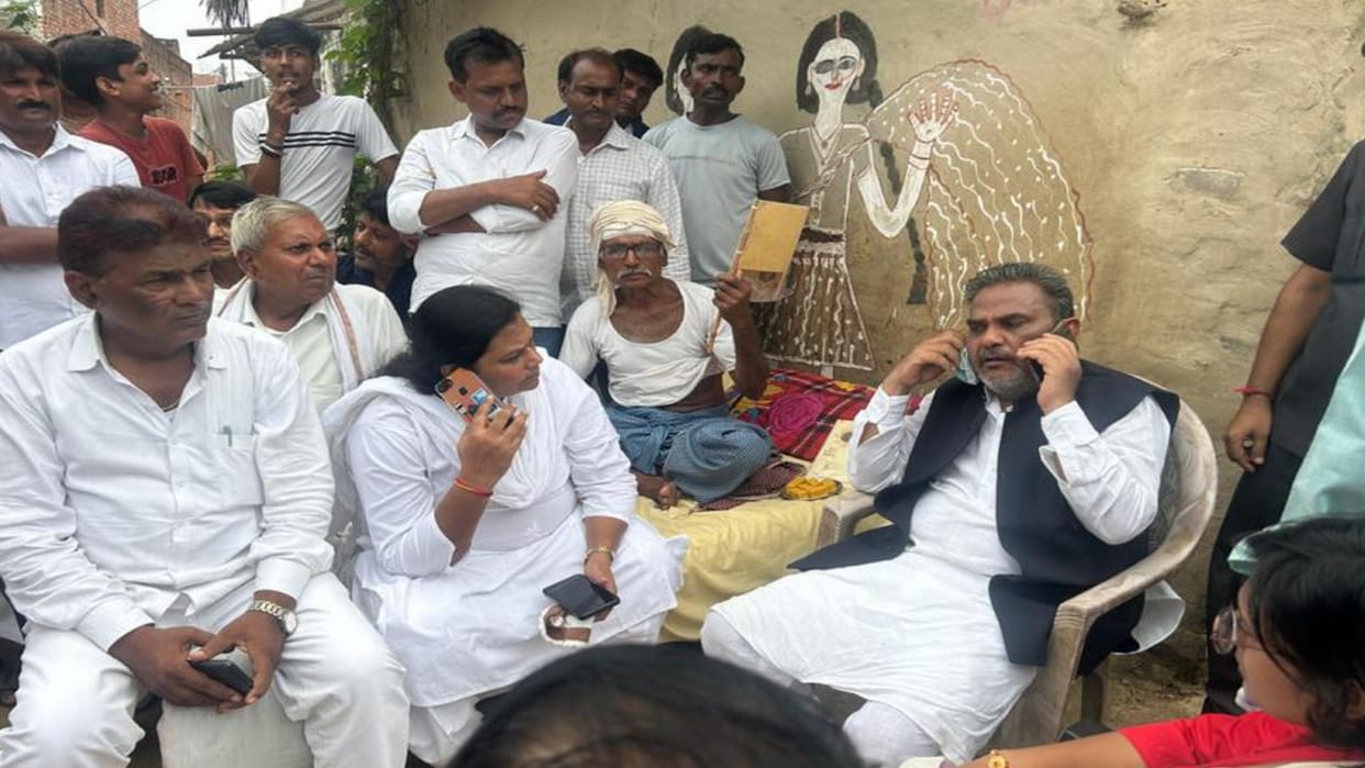 Former MP Bal Kumar Patel was stopped on the way, dodged the police and reached Nara village on bike