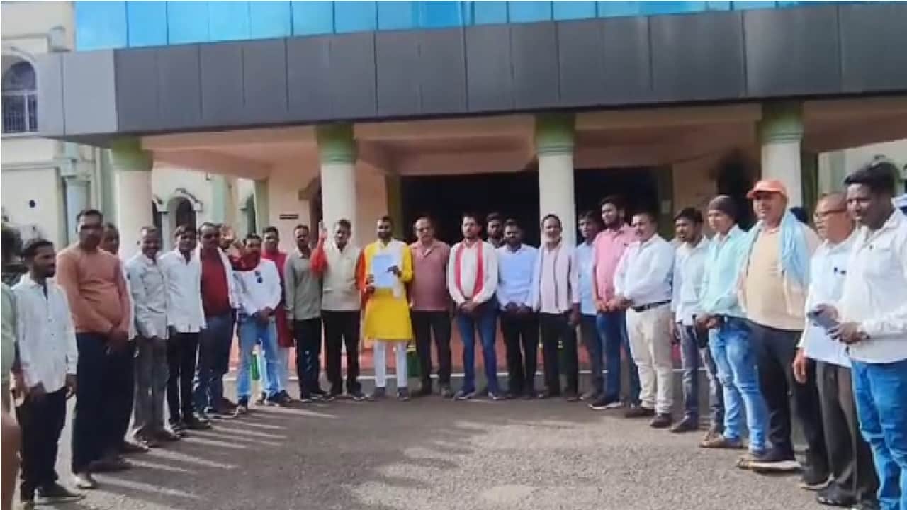 अपनी मांग बताते कांग्रेस नेता