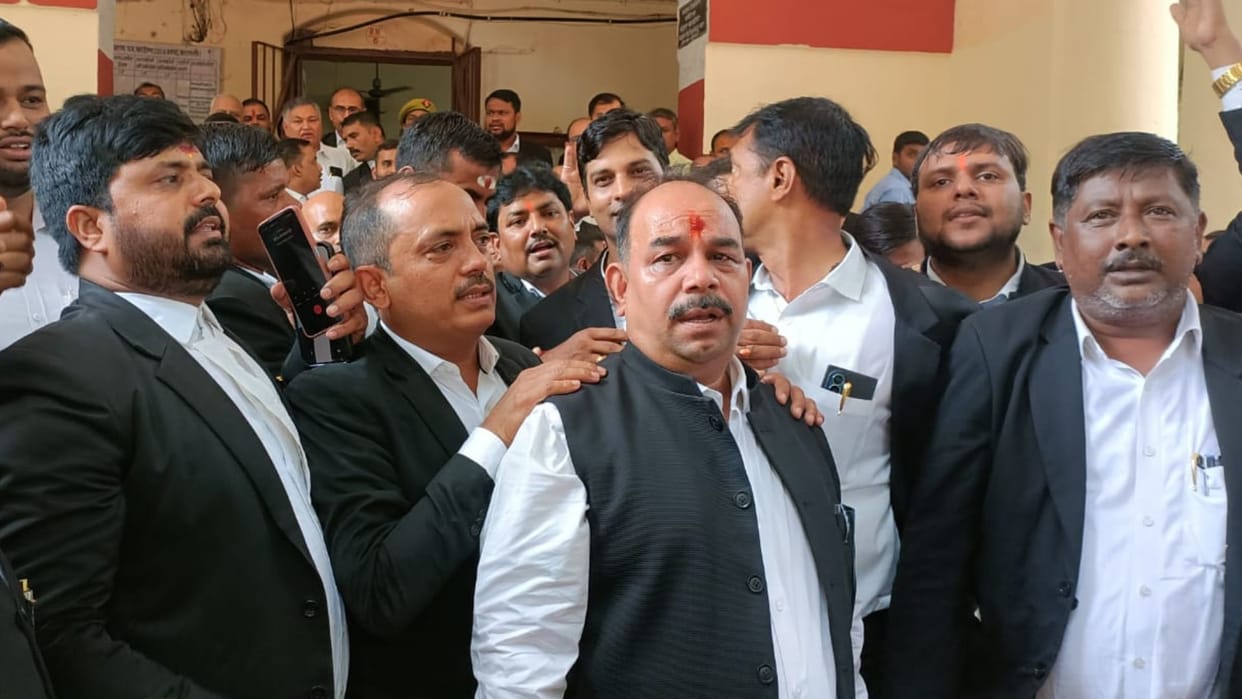 Advocates protest outside District Magistrate Portico in case of Fight in accountant and advocate in Varanasi