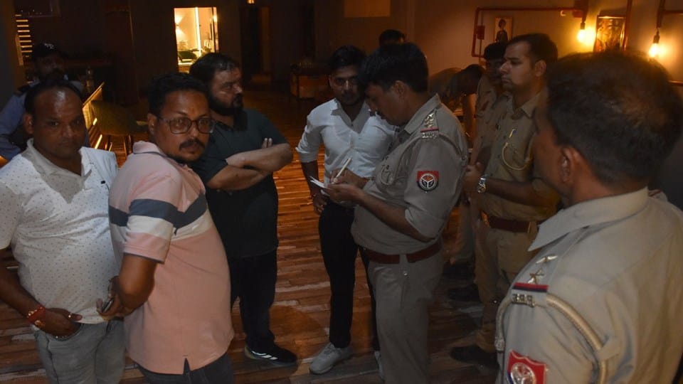 Moradabad: Fight over liquor bill in Spice Bar, youth shot in firing, seven youths taken into custody