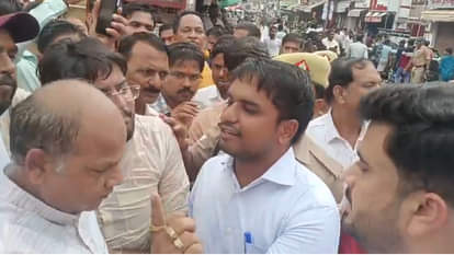 BJP workers who had come to surround Congress office accused Congress workers of pelting stones