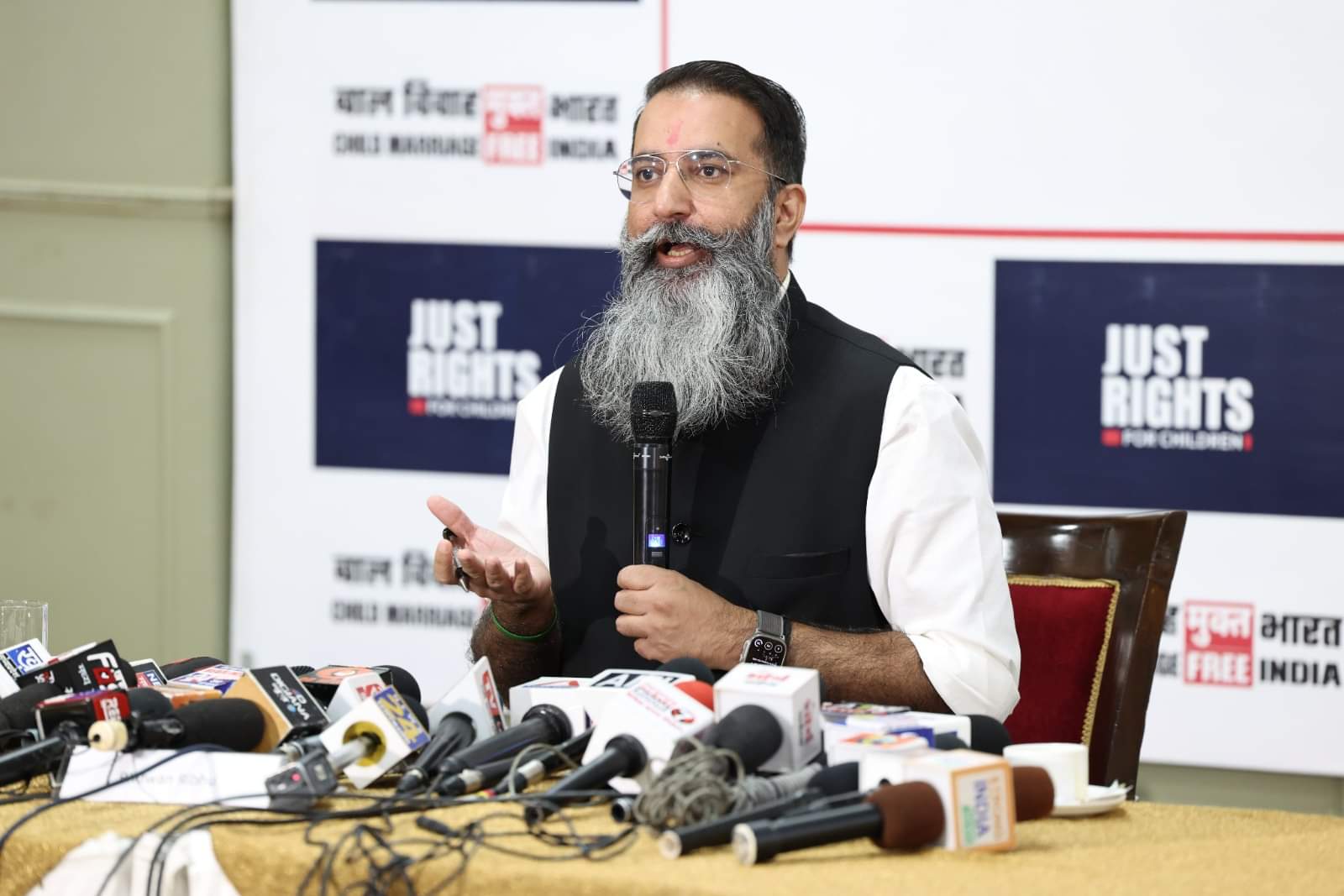 जस्ट राइट्स फॉर चिल्ड्रेन के संस्थापक भुवन ऋभु की प्रेसवार्ता