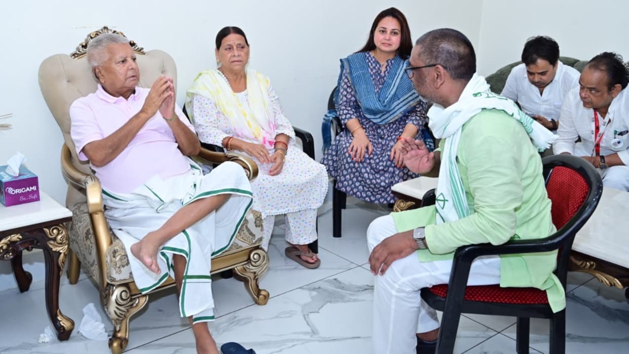 Bihar : Jharkhand CM Hemant Soren met RJD party Lalu Prasad Rabri Devi sir voter adhikar yatra