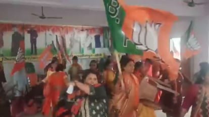 BJP women workers vandalized the Congress office in Lakhimpur Kheri