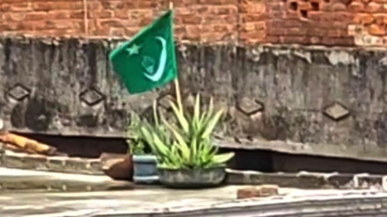 Azamgarh News Pakistani flag on roof of house investigation started villagers angry police warned family
