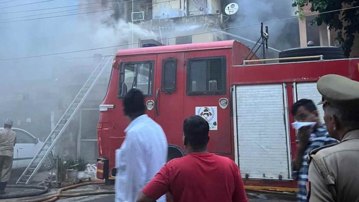 Fire Breaks Out at Factory Outlet in noida today