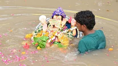 Kanpur: idols were immersed at the main ghats of the city
