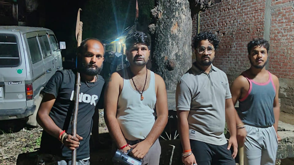 Kanpur: Villagers troubled by the continuous thefts are staying awake all night and shouting