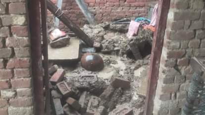 बारिश के कारण मकान की छत गिरी