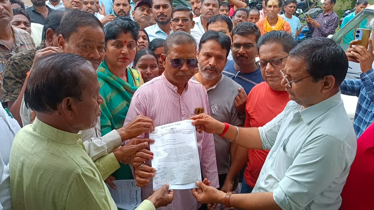 Kharsia MLA along with more than 200 farmers submitted a memorandum regarding the fertilizer problem