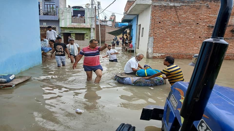 Flood In Up Due To Rising Water Level Of Yamuna Water Entered colonies In Mathura