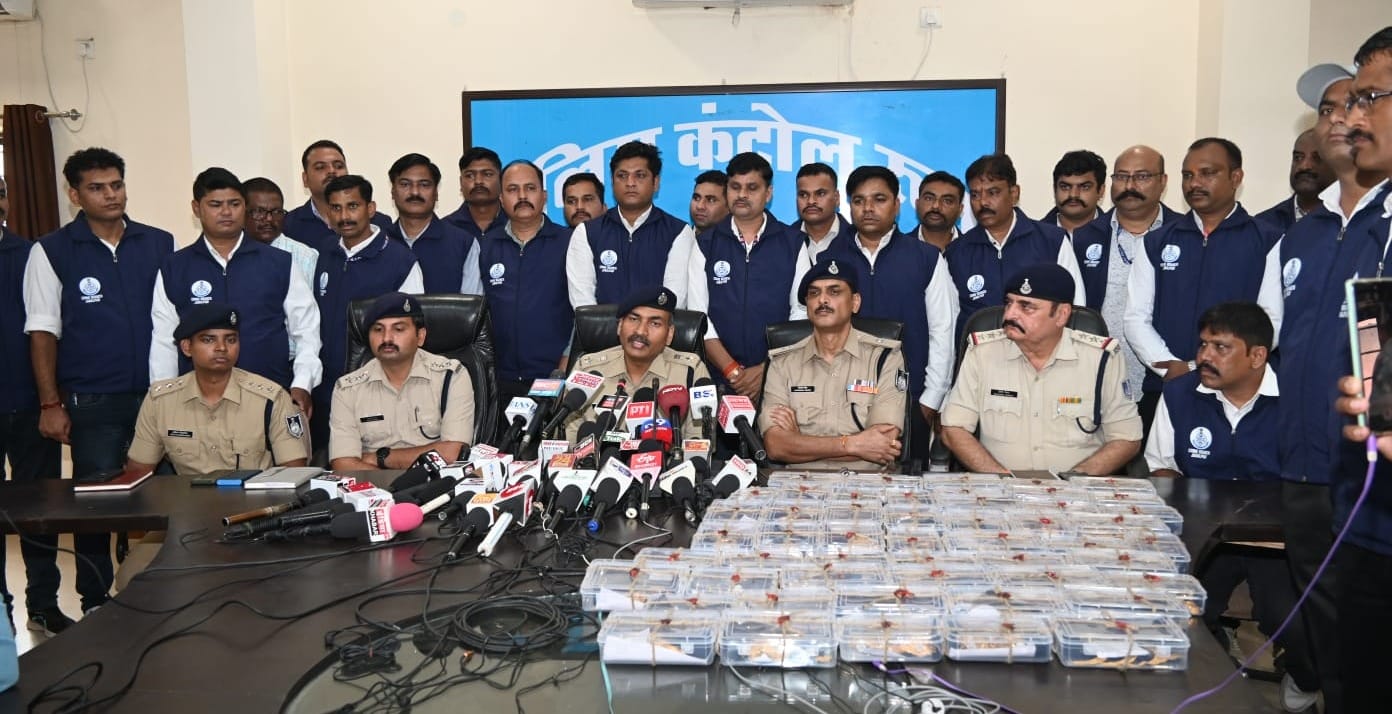 कार्रवाई के बाद प्रेस को मामले की जानकारी देते हुए पुलिस अधिकारी।