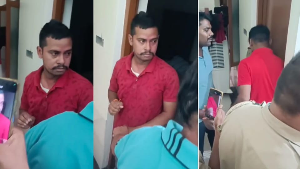 constable husband caught his constable wife with her constable lover In Kushinagar