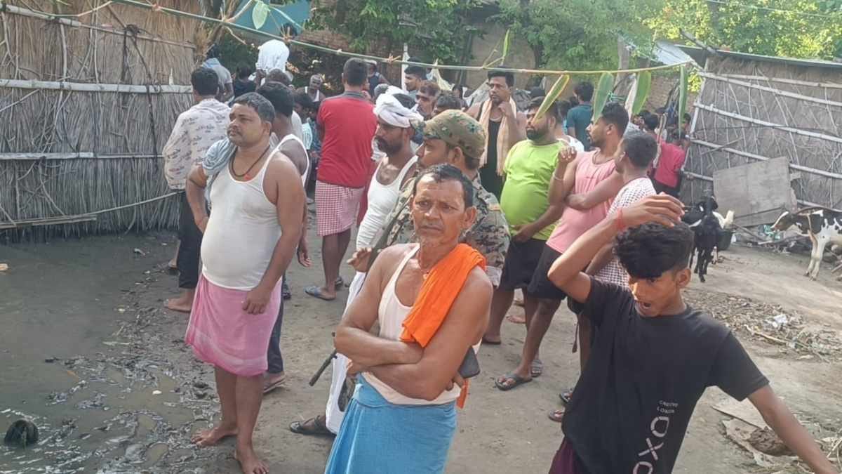 मौके पर मौजूद लोग