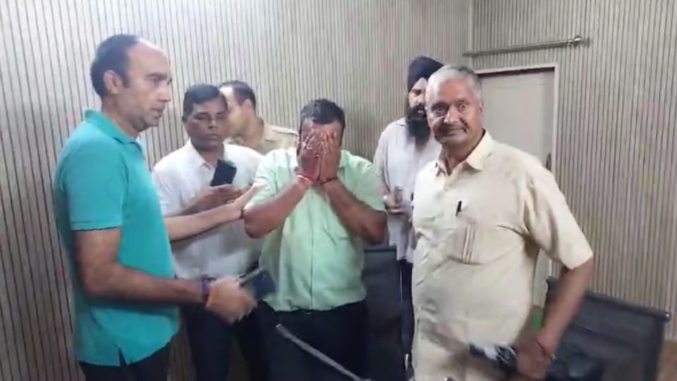 Meerut Registry Office Clerk Caught Taking Rs 5000 Bribe, Arrested by Anti-Corruption Team