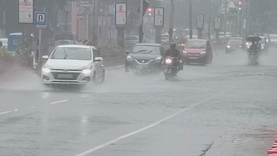 UP: Heavy rain in Moradabad, roads are like ponds, colonies and railway tracks are submerged