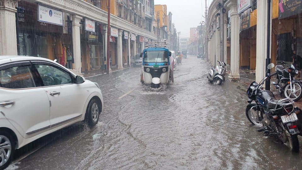 UP: Heavy rain in Moradabad, roads are like ponds, colonies and railway tracks are submerged