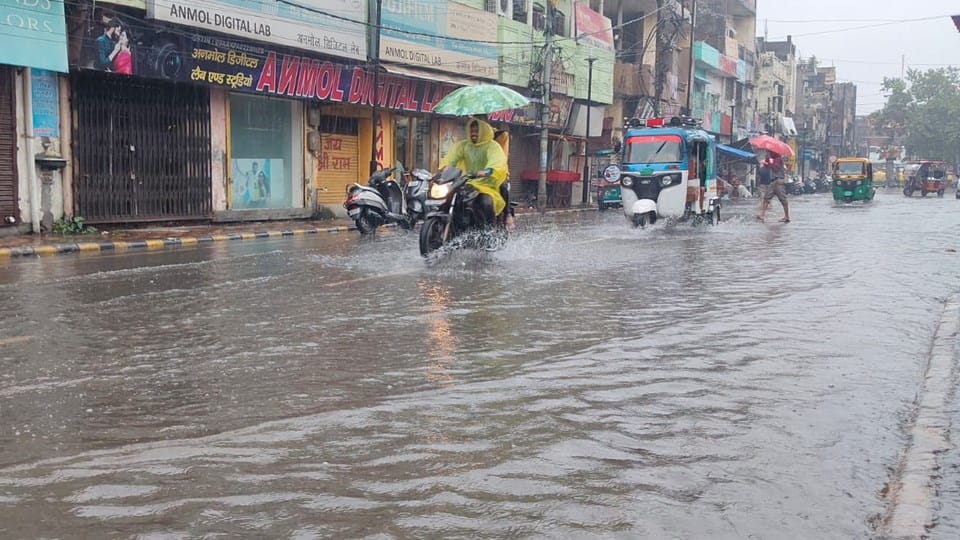 UP: Heavy rain in Moradabad, roads are like ponds, colonies and railway tracks are submerged
