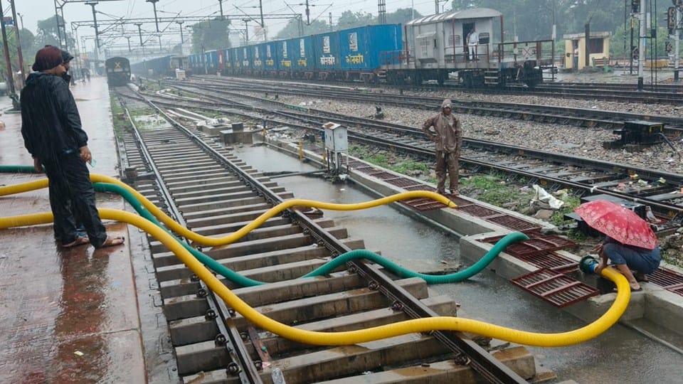 UP: Heavy rain in Moradabad, roads are like ponds, colonies and railway tracks are submerged