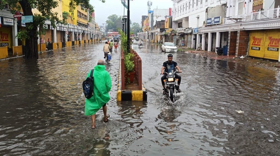 UP: Heavy rain in Moradabad, roads are like ponds, colonies and railway tracks are submerged