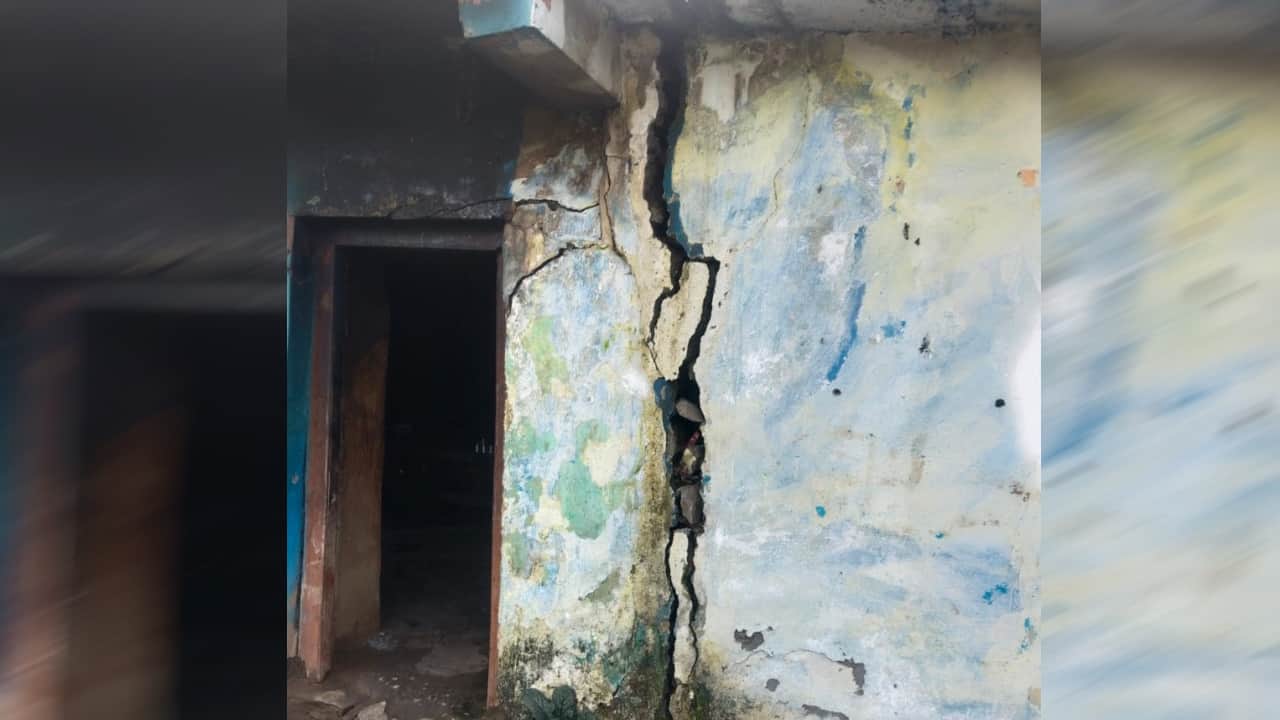 Ground cracks are increasing in Nandanagar three other buildings have also collapsed Chamoli News