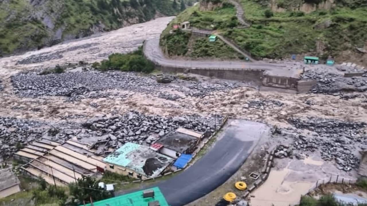Ground cracks are increasing in Nandanagar three other buildings have also collapsed Chamoli News