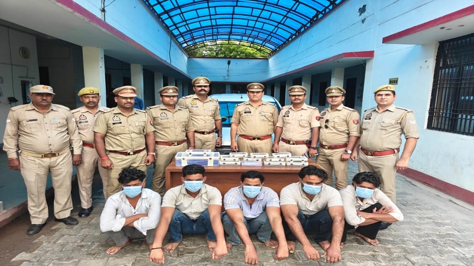 ghaziabad furniture idol traders drug customers atm fraud arrested