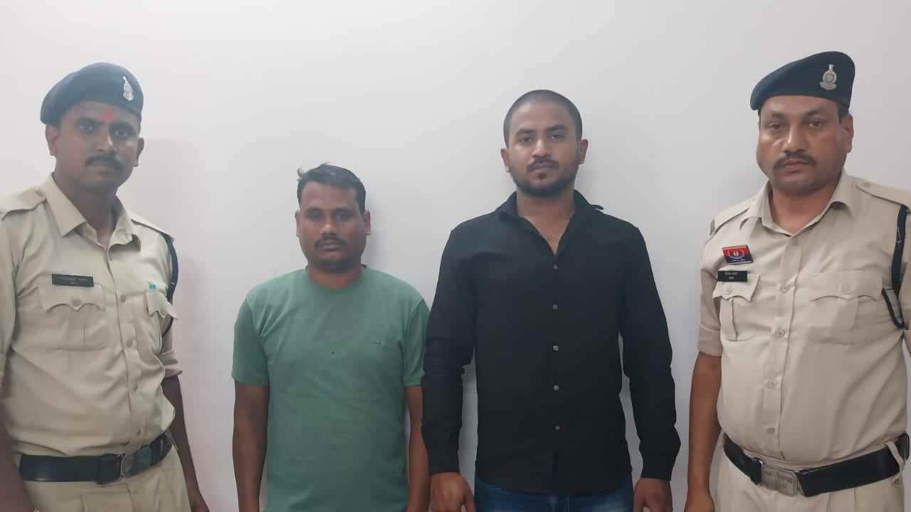 मैनेजर और ग्राहक गिरफ्तार