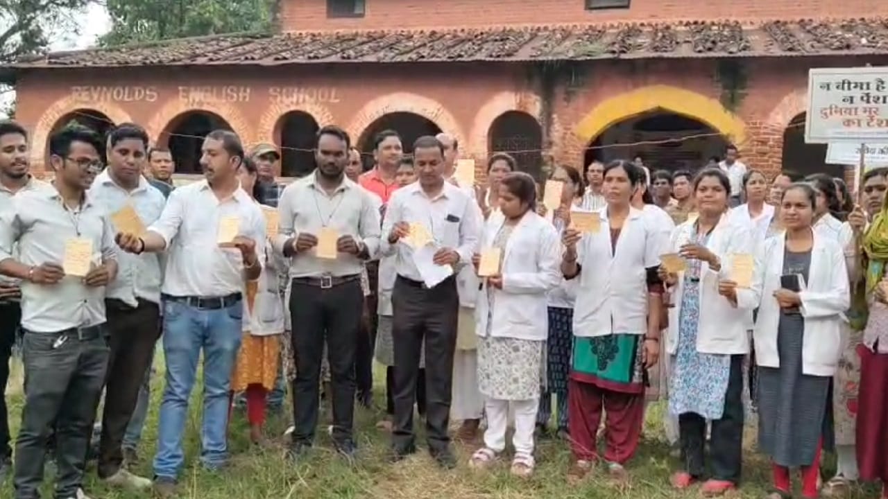 प्रदर्शन करते कर्मचारी
