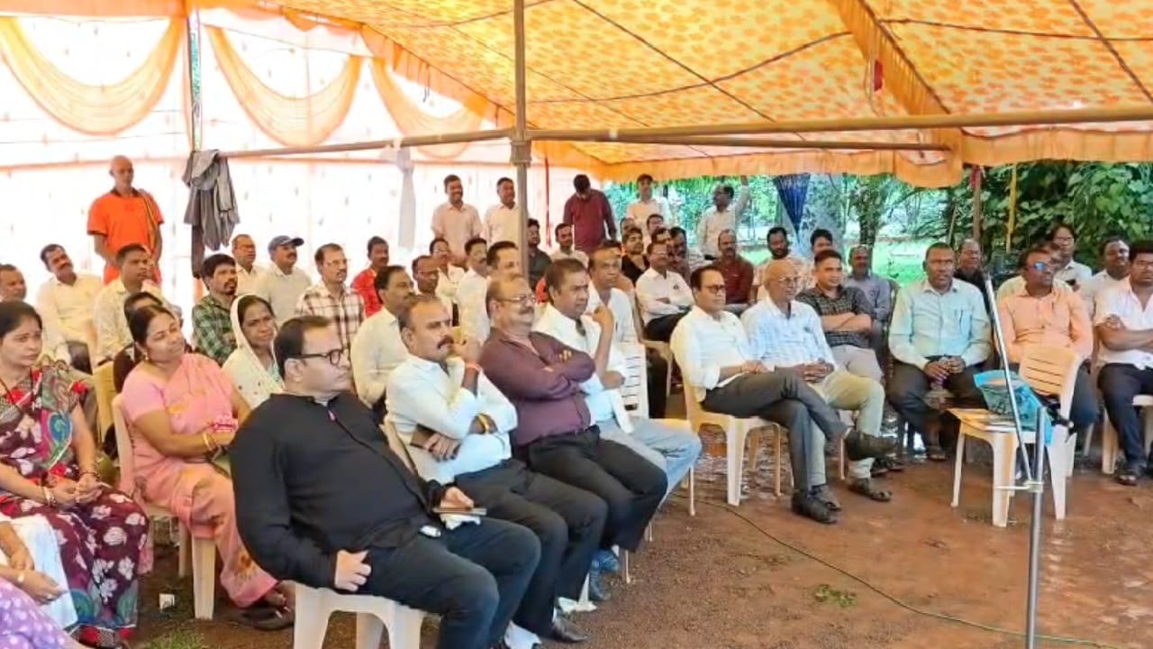 प्रदर्शन करते कर्मचारी