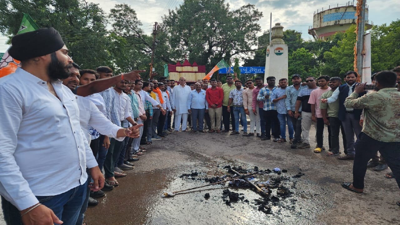 प्रदर्शन करते लोग