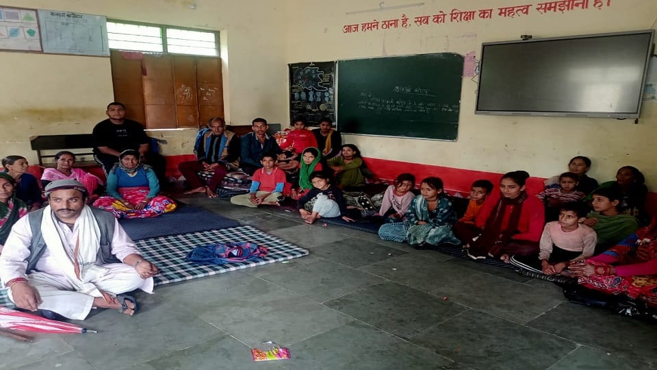 Villagers of Paunsani village kapkot bageshwar demanded displacement to a safe place