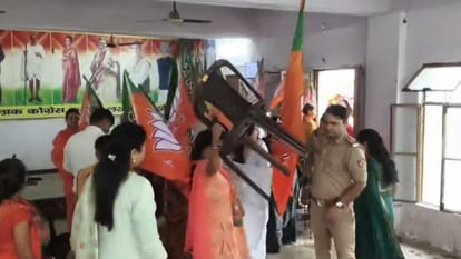 BJP women workers vandalized the Congress office in Lakhimpur Kheri