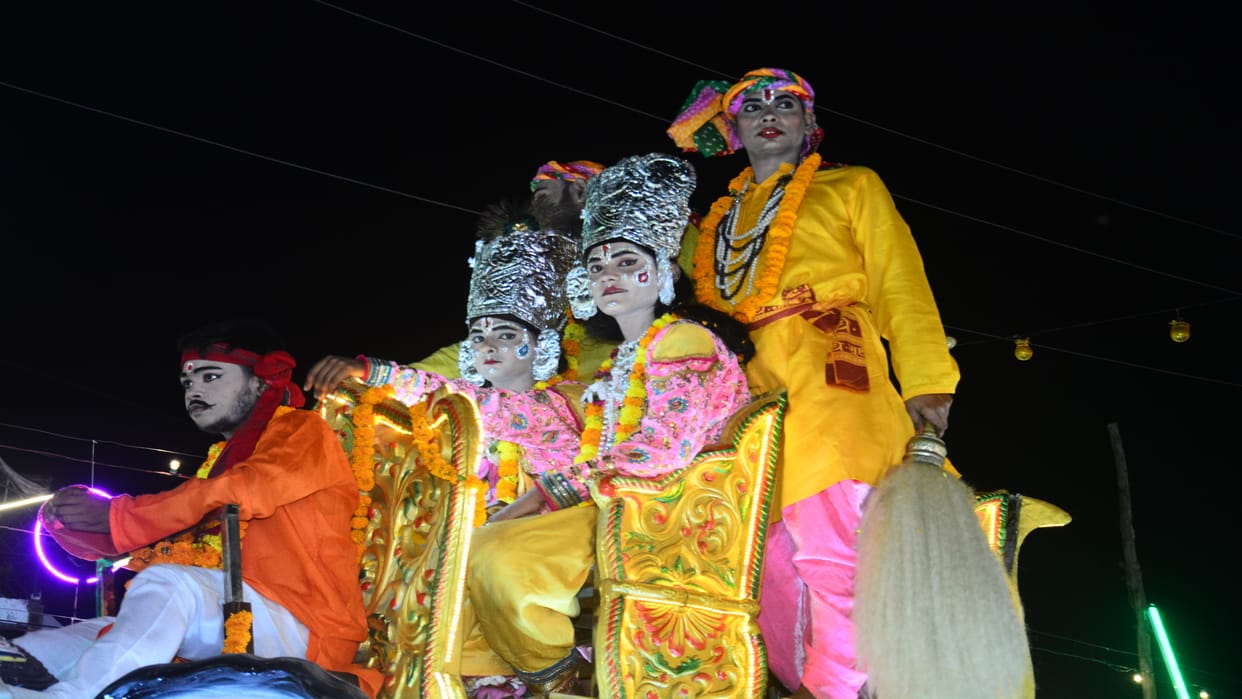 Krishna-Balram's procession took place on a silver howdah, devotees showered flowers