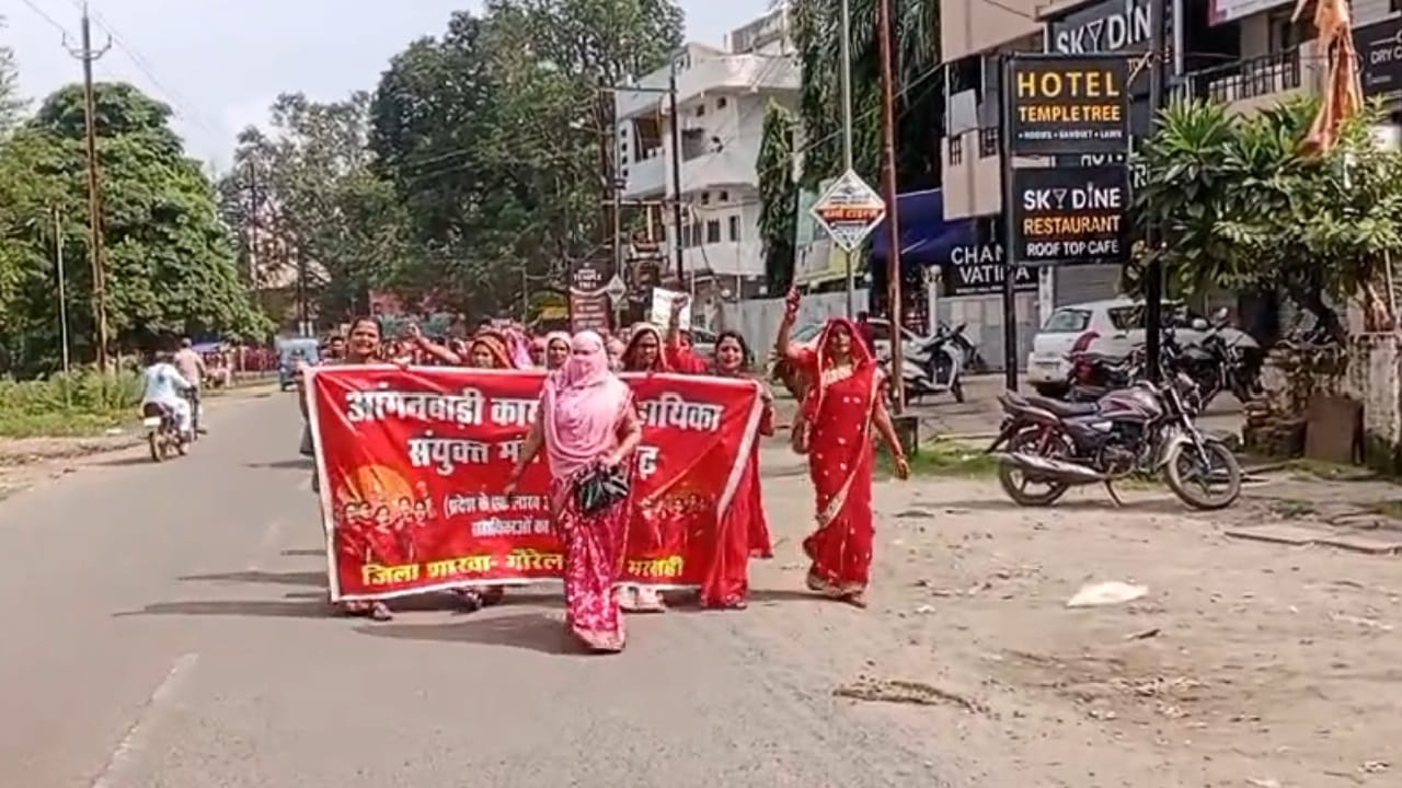 रैली निकालतीं महिलाएं