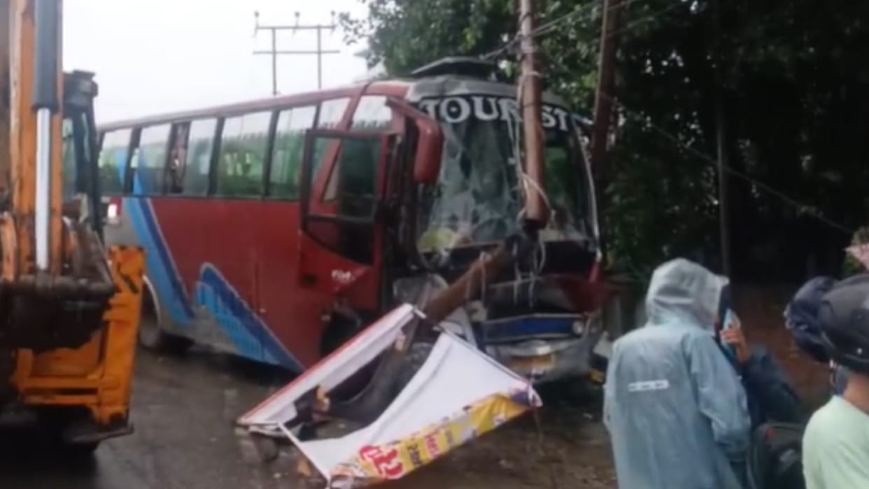 Vehicle from UP full of passengers met with an accident on Rishikesh Haridwar Highway Uttarakhand news