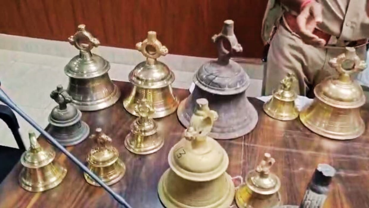 Chandauli News person who stole bells from temples was arrested  nine cases are registered