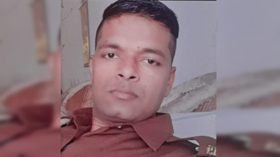 Shamli: UP Police Constable Found Dead Hanging in Shamli | Family Raises Suspicion