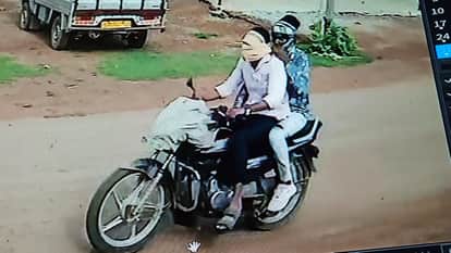 Miscreant snatched bag full of money from petrol pump manager outside bank