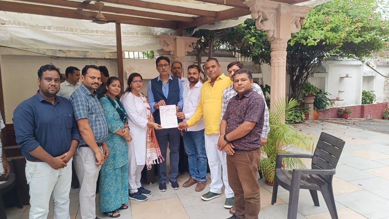 Jhansi: TSCT met public representatives, demanded to provide cashless medical facility