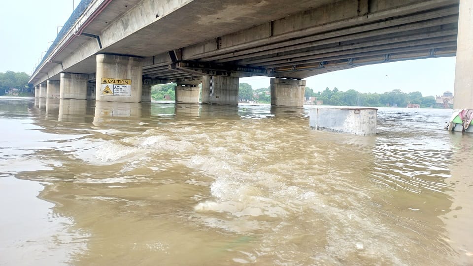 agra rainfall yamuna flood alert Water enters park behind Taj Mahal