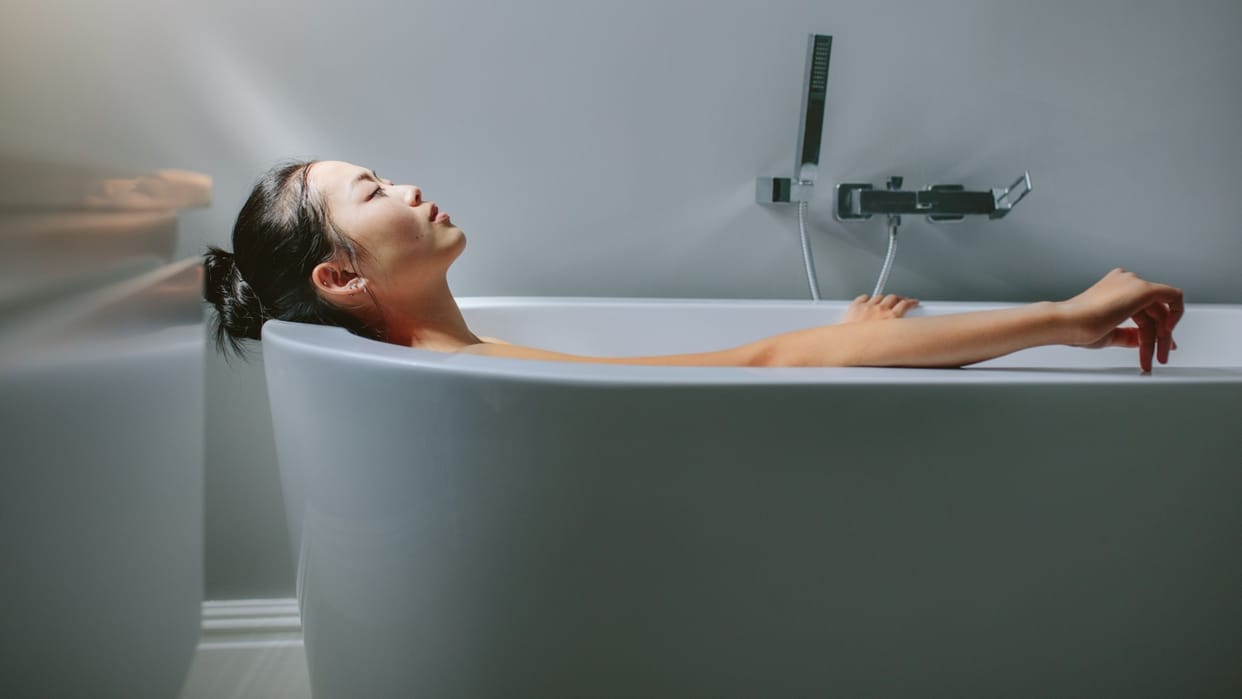 bathing twice a day is good or bad for health in hindi kya bahar se aake nahana chahiye