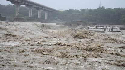 भारी बारिश के चलते गौला का जल स्तर बढ़ने से क्षतिग्रस्त हुआ चेकडैम।