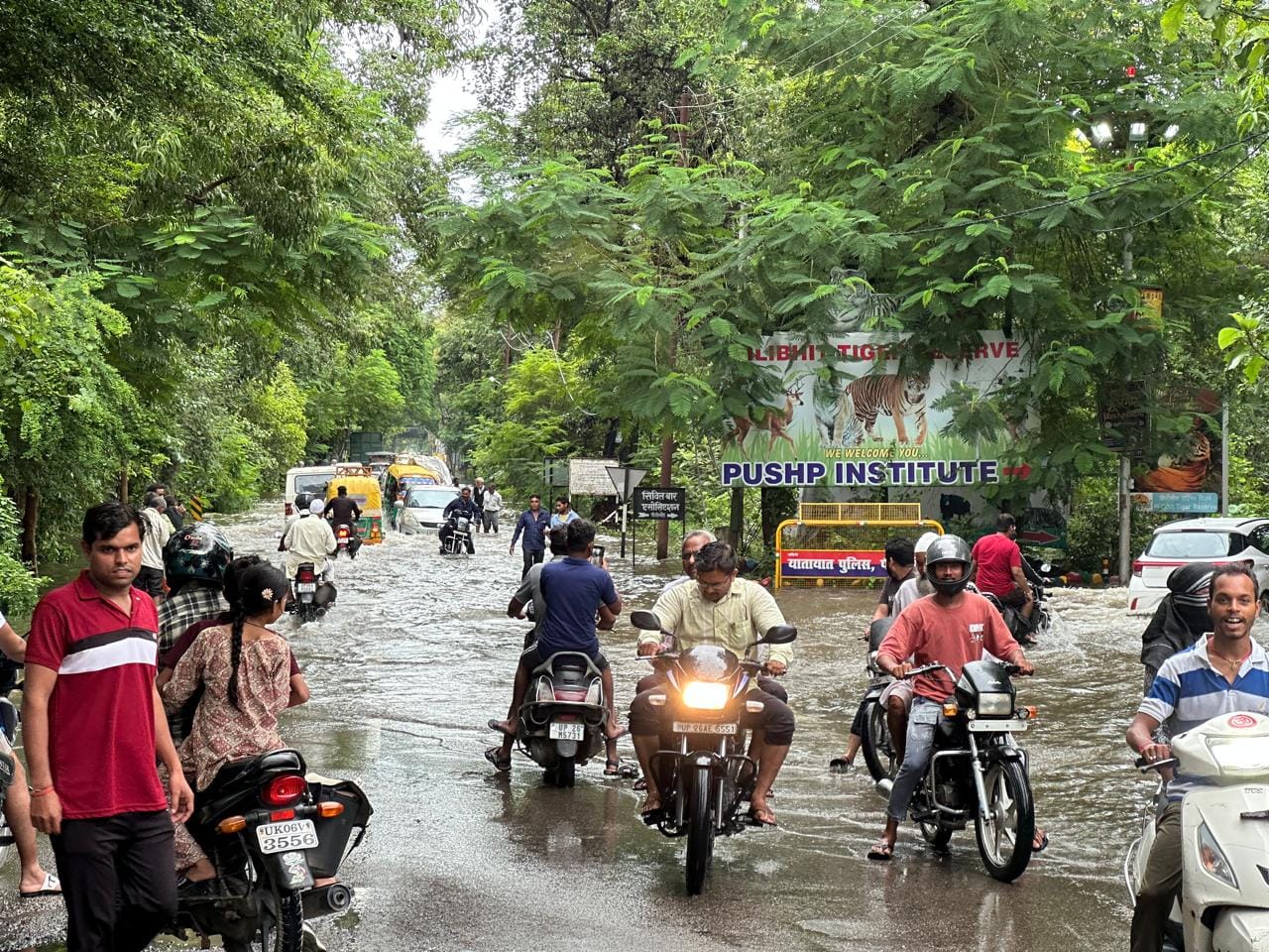 Flood water entered many localities of Pilibhit officers took shelter in hotels